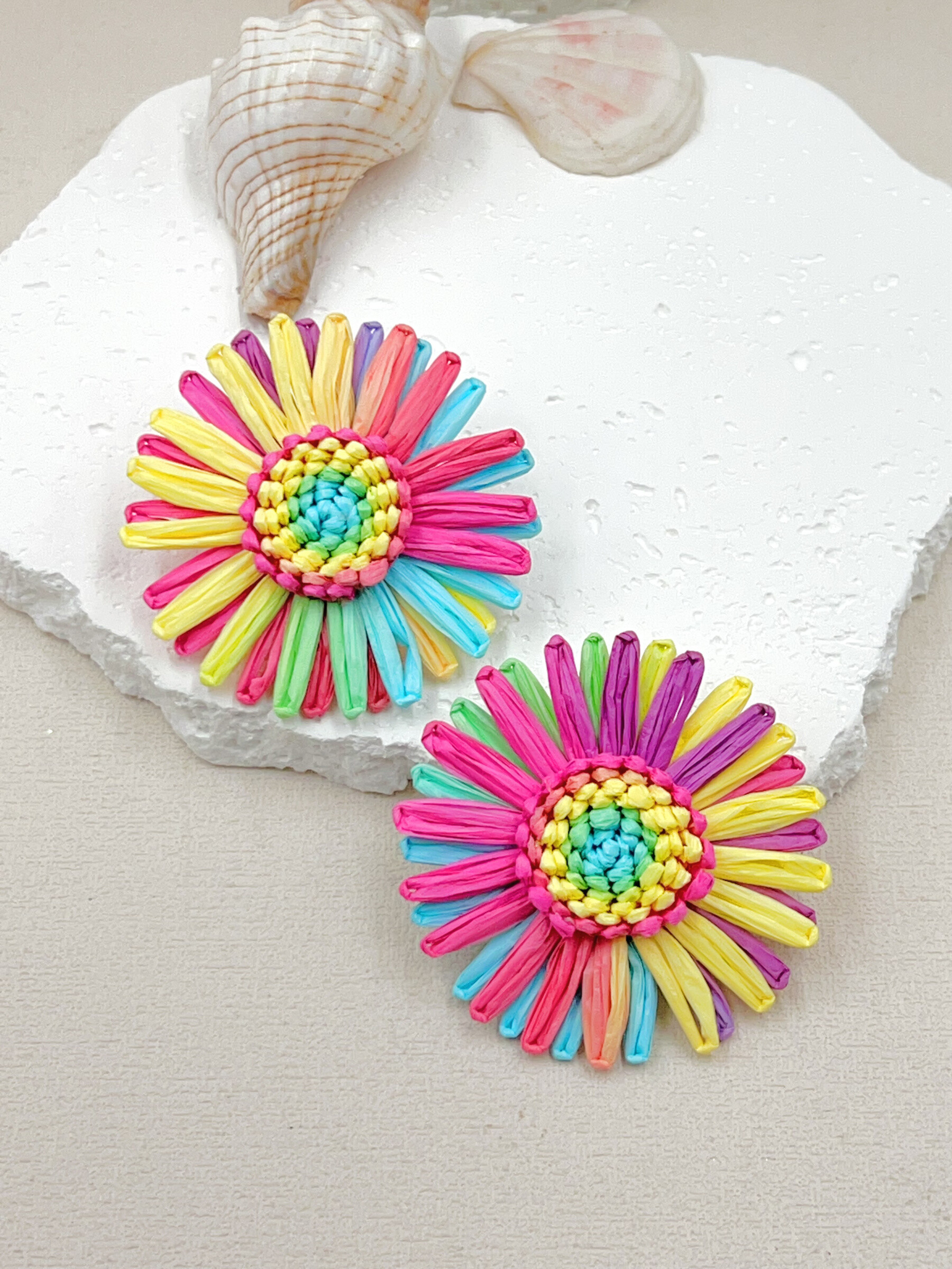 Grossista WEC Bijoux - Orecchini di fiori di Raphia con punto in acciaio inossidabile
