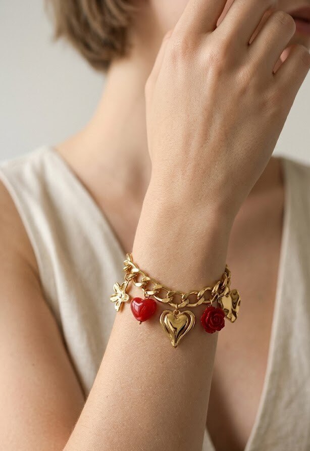 Großhändler WEC Bijoux - Grobes Kettenglieder-Armband aus Edelstahl mit Blumen- und Herzanhängern