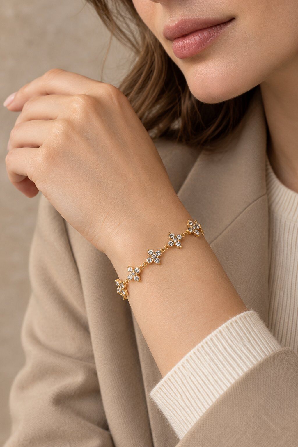 Grossiste WEC Bijoux - Bracelet en acier inoxydable avec trèfles sertis d'oxydes de zirconium