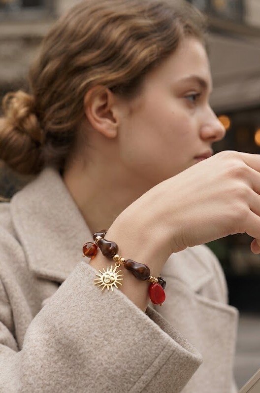 Grossiste WEC Bijoux - Bracelet perles organiques résine & breloque Soleil — Acier inoxydable doré