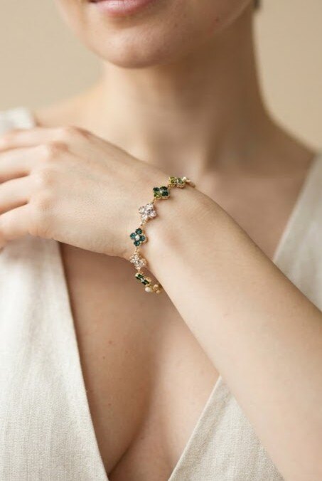 Grossiste WEC Bijoux - Bracelet Trèfles Scintillants en Acier Inoxydable Doré