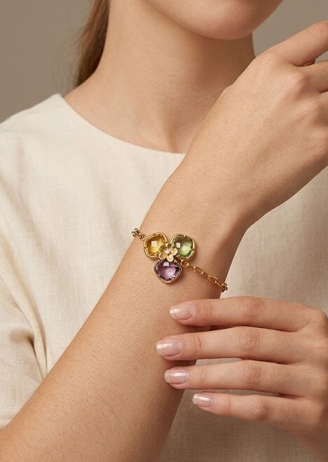 Großhändler WEC Bijoux - Vergoldetes Edelstahl-Kettenarmband mit Blumenmuster und Pastellkristallen