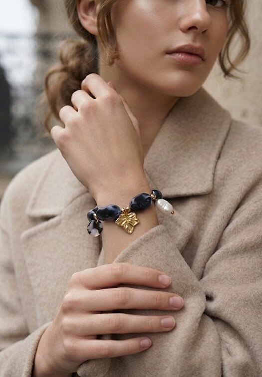 Grossiste WEC Bijoux - Bracelet perles marbrées baroques & pampille feuille doré en acier inoxydable