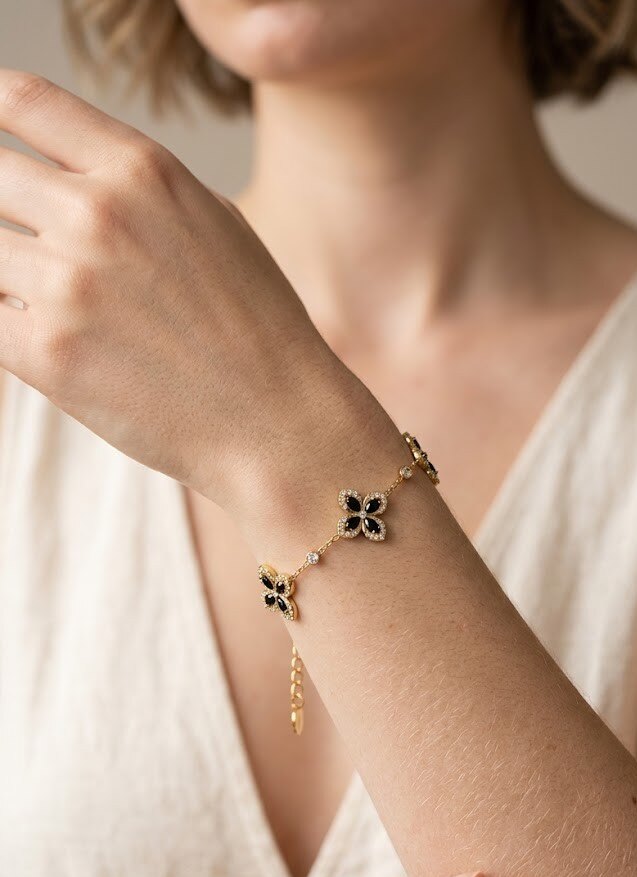 Großhändler WEC Bijoux - Vergoldetes Edelstahl-Kettenarmband — Blumenmuster mit Strass