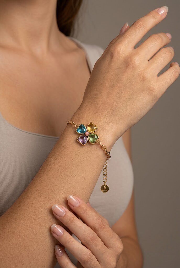 Großhändler WEC Bijoux - Mehrfarbiges Kleeblatt-Armband aus vergoldetem Edelstahl