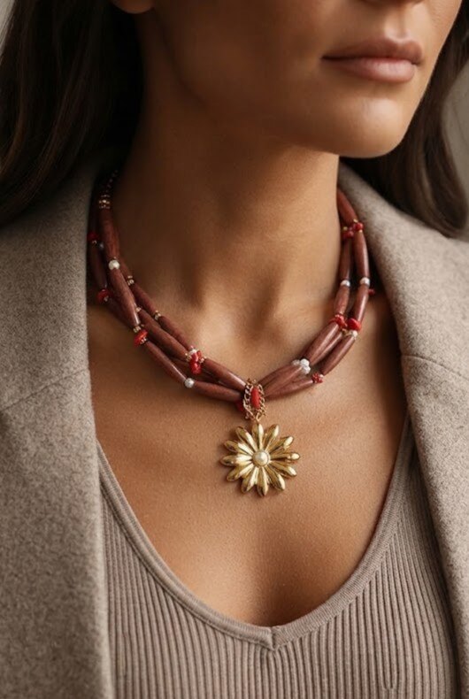 Grossista WEC Bijoux - Collana a Tre Fili con Perle Tubolari in Resina e Pendente Margherita Cuore Madreperla Acciaio Inossidabile Dorato