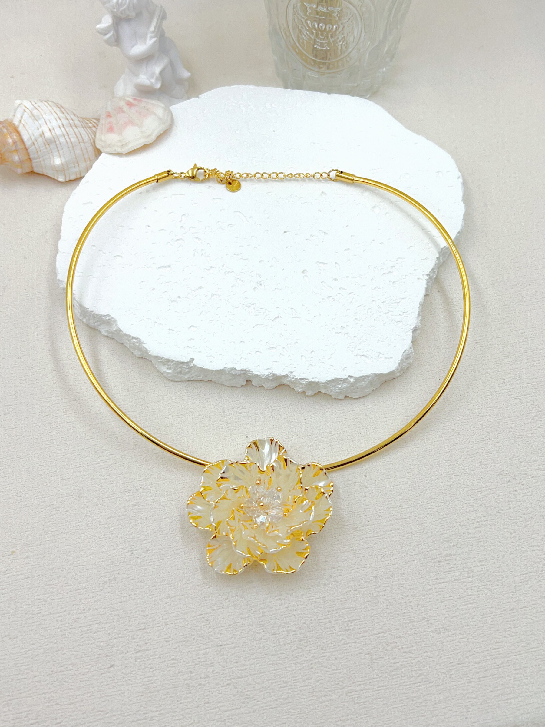 Grossiste WEC Bijoux - RAS DU COU FLEUR EN ACIER INOXYDABLE