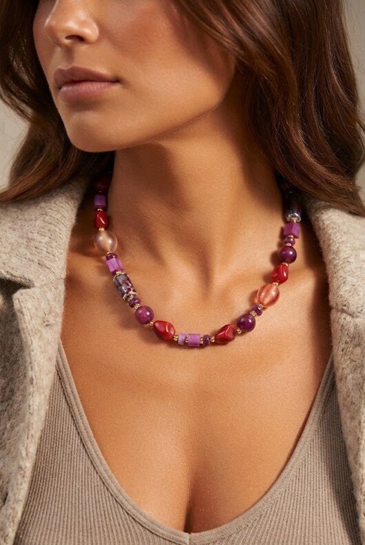 Grossista WEC Bijoux - Collana con Perle Marmorizzate e Vetro Inciso in Sfumature di Viola e Rosso con Acciaio Inossidabile Dorato
