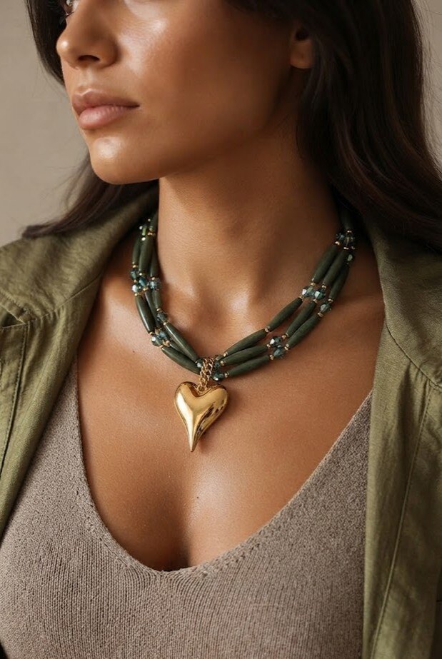 Grossista WEC Bijoux - Collana a Tre Fili con Perle Tubolari Verde Oliva e Grande Cuore in Acciaio Inossidabile Dorato