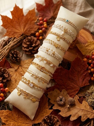 Grossista WEC Bijoux - Set di 10 Braccialetti in Acciaio Inossidabile su Espositore a Cuscino Grossista WEC Bijoux - Set di 10 Braccialetti in Acciaio Inossidabile su Espositore a Cuscino