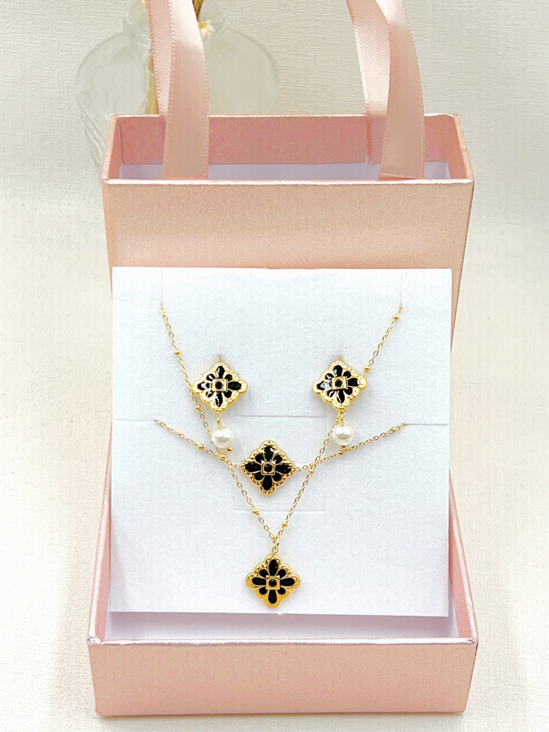 Grossiste WEC Bijoux - COFFRET(COLLIER+BOUCLES D'OREILLES+BRACELET)EN ACIER INOXYDABLE
