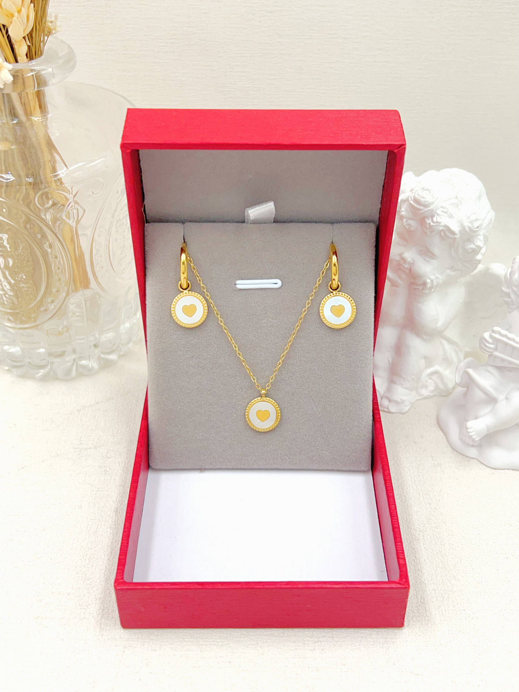 Grossiste WEC Bijoux - COFFRET PARURE (BOUCLES D'OREILLES +COLLIER) EN ACIER INOXYDABLE AVEC BOITE