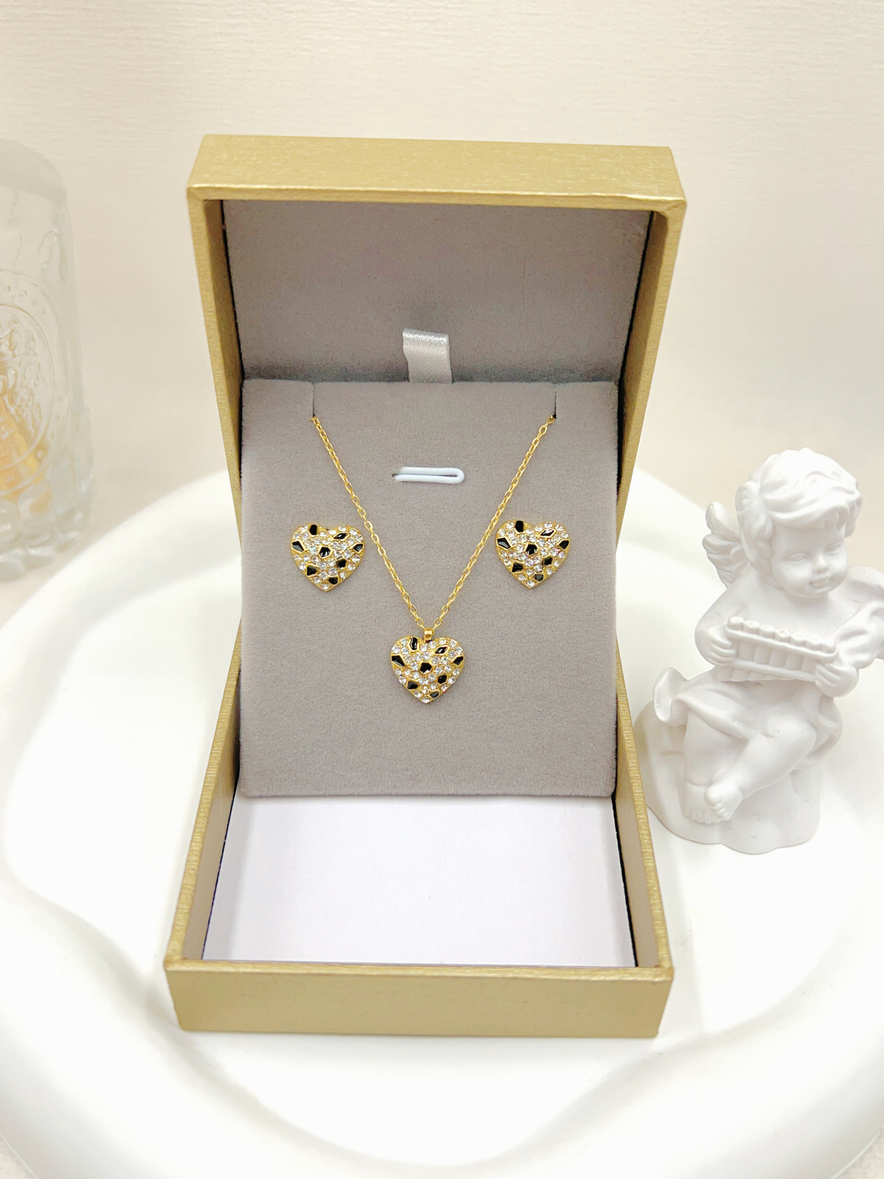 Grossiste WEC Bijoux - COFFRET PARURE (COLLIER + BOUCLE D'OREILLES) EN ACIER INOXYDABLE AVEC BOITE