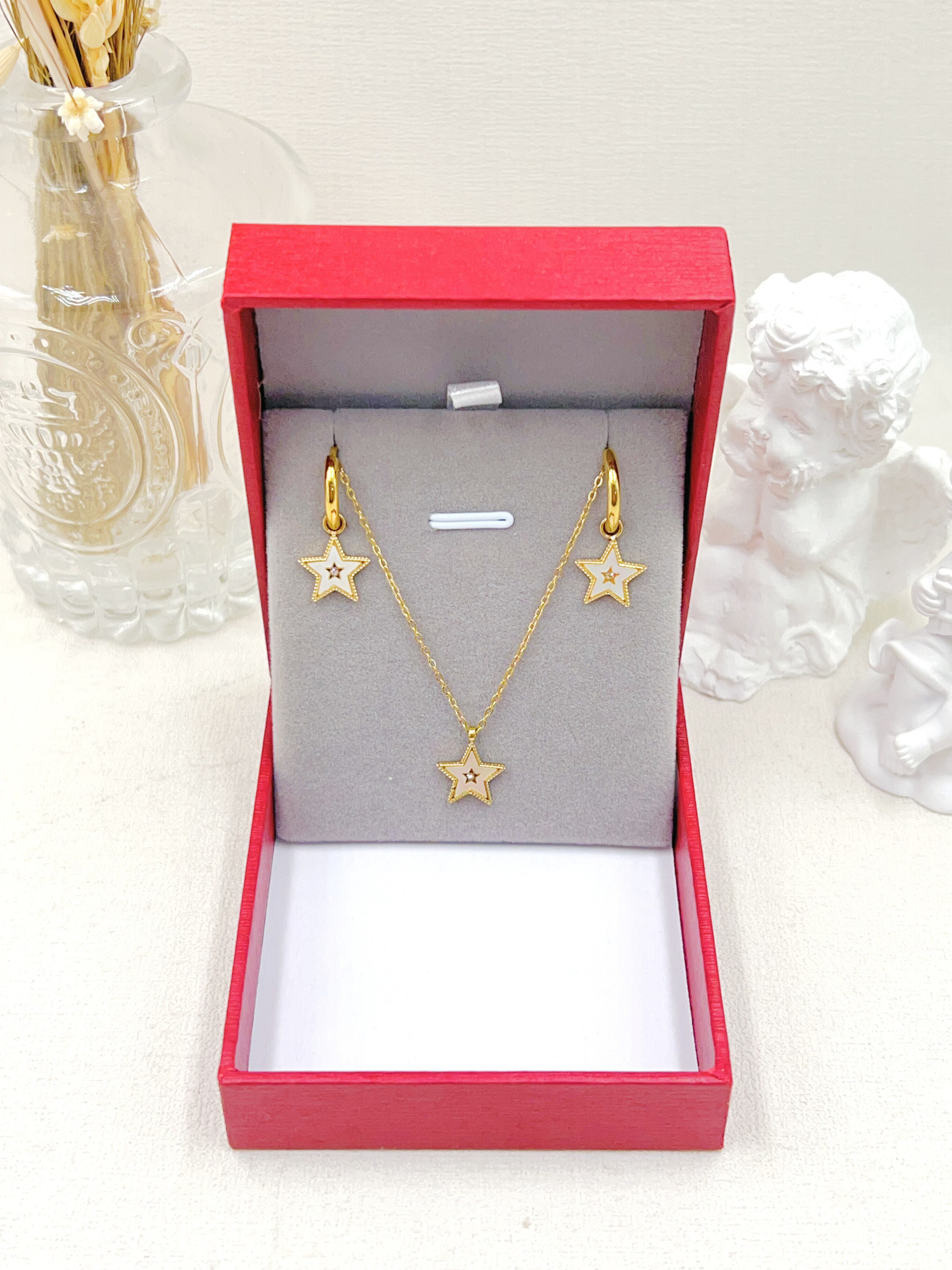 Grossiste WEC Bijoux - COFFRET PARURE (BOUCLES D'OREILLES +COLLIER) EN ACIER INOXYDABLE AVEC BOITE