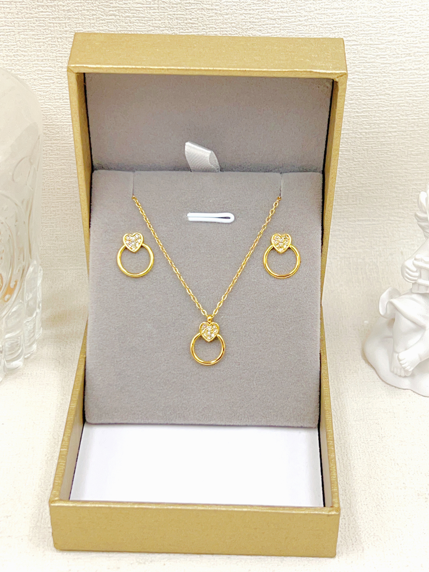 Grossiste WEC Bijoux - COFFRET PARURE (COLLIER + BOUCLES D'OREILLES) EN ACIER INOXYDABLE AVEC BOITE