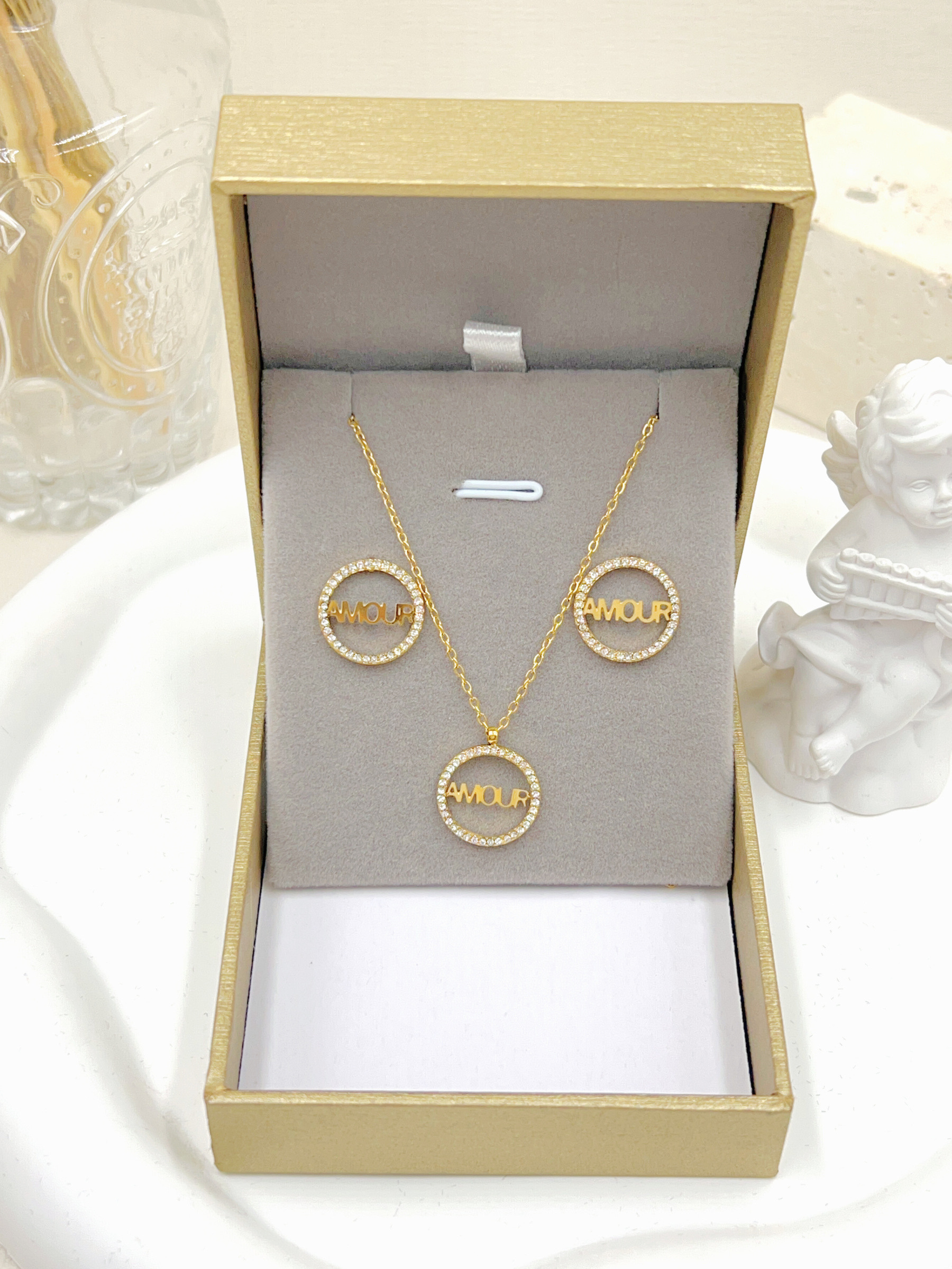 Grossiste WEC Bijoux - COFFRET PARURE (COLLIER + BOUCLE D'OREILLES) EN ACIER INOXYDABLE AVEC BOITE