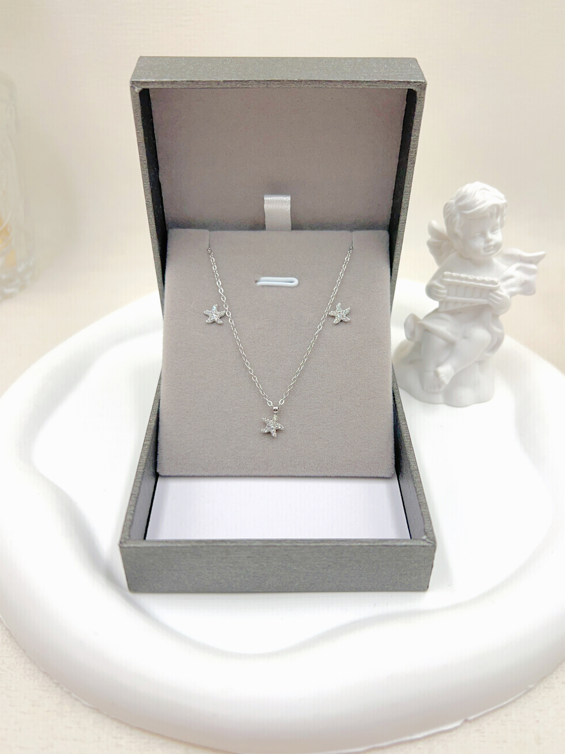 Grossiste WEC Bijoux - COFFRET PARURE (COLLIER + BOUCLE D'OREILLES) EN ACIER INOXYDABLE AVEC BOITE