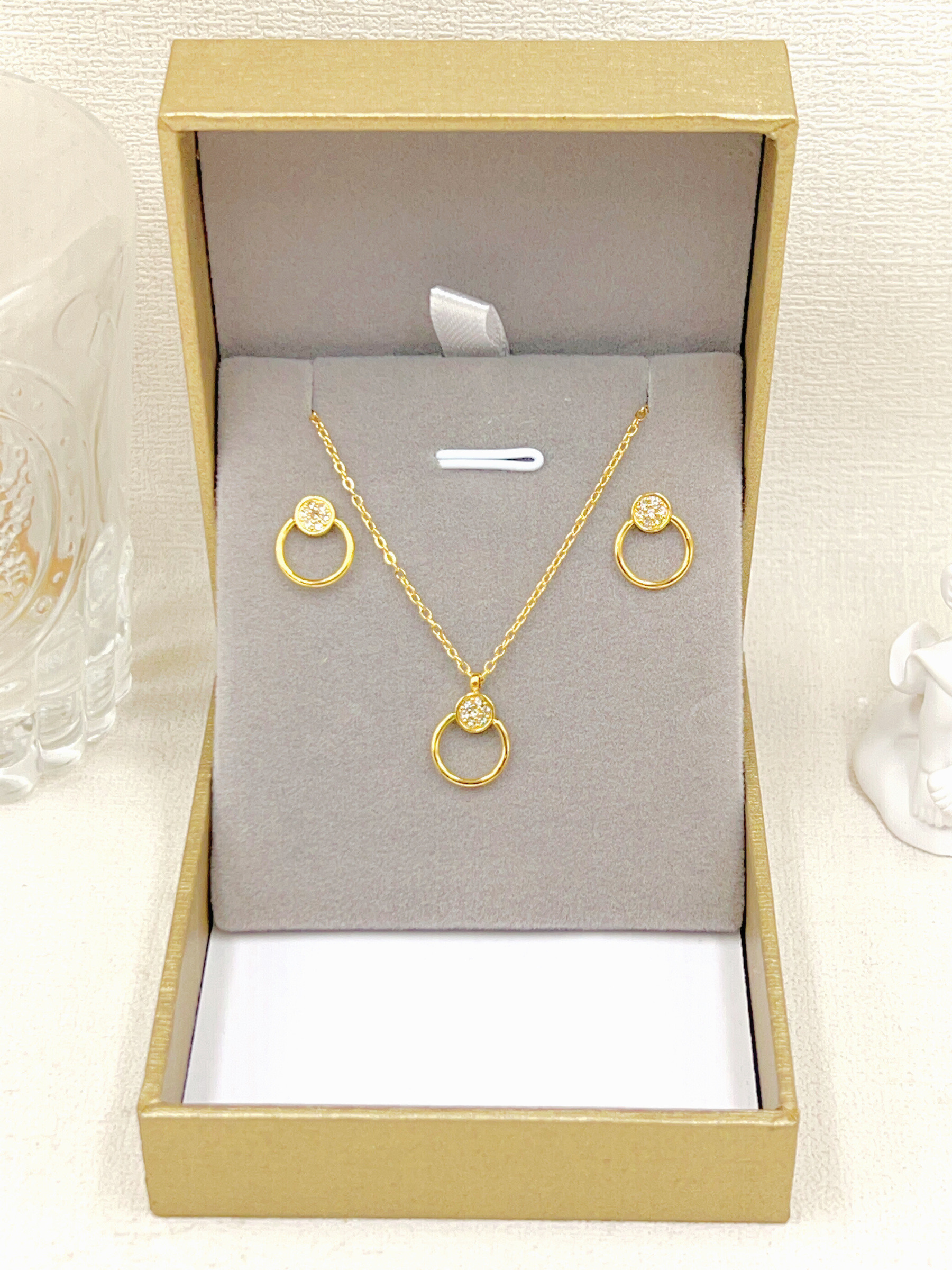 Grossiste WEC Bijoux - COFFRET PARURE (COLLIER + BOUCLES D'OREILLES) EN ACIER INOXYDABLE AVEC BOITE