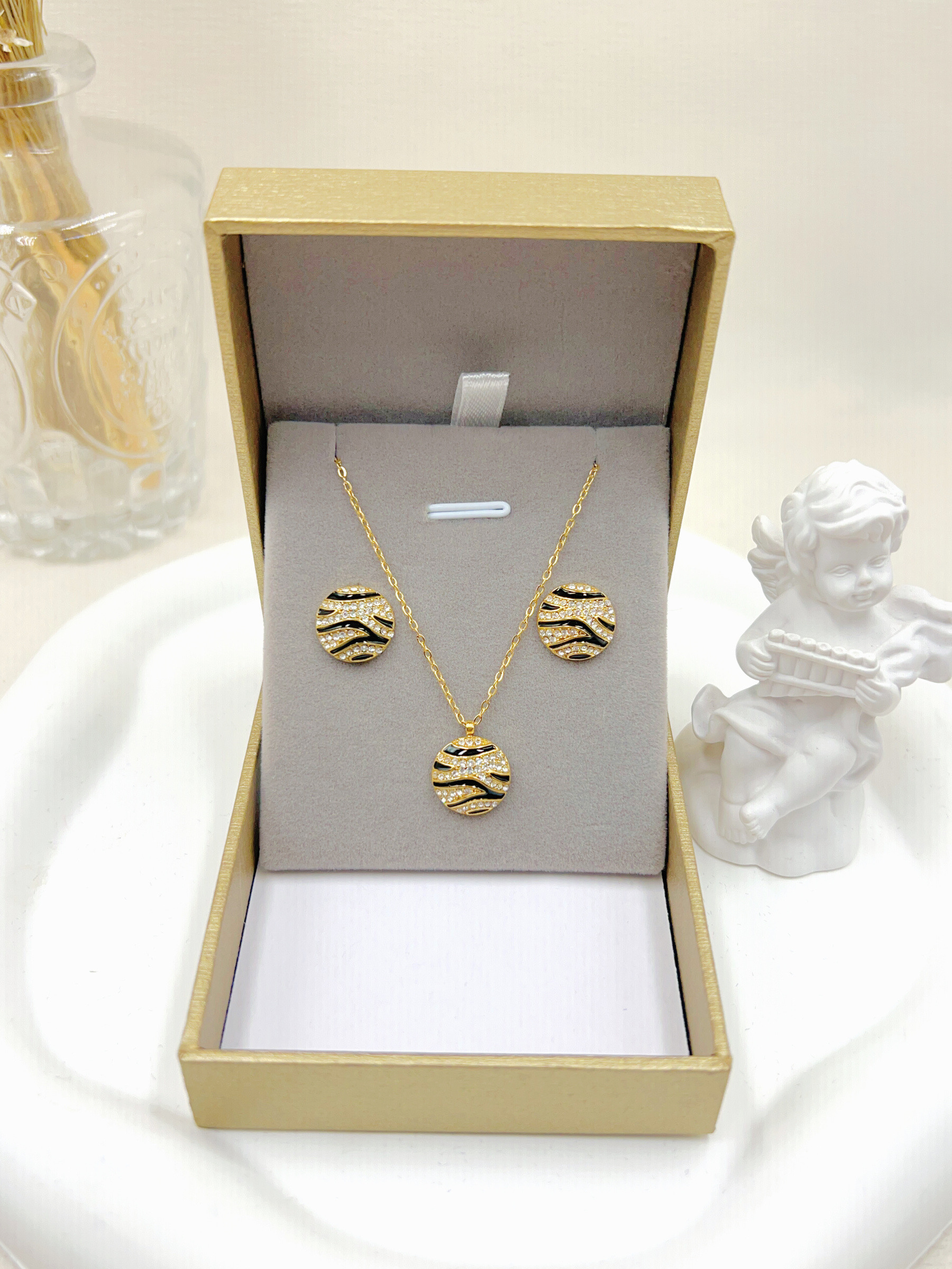 Grossiste WEC Bijoux - COFFRET PARURE (COLLIER + BOUCLE D'OREILLES) EN ACIER INOXYDABLE AVEC BOITE