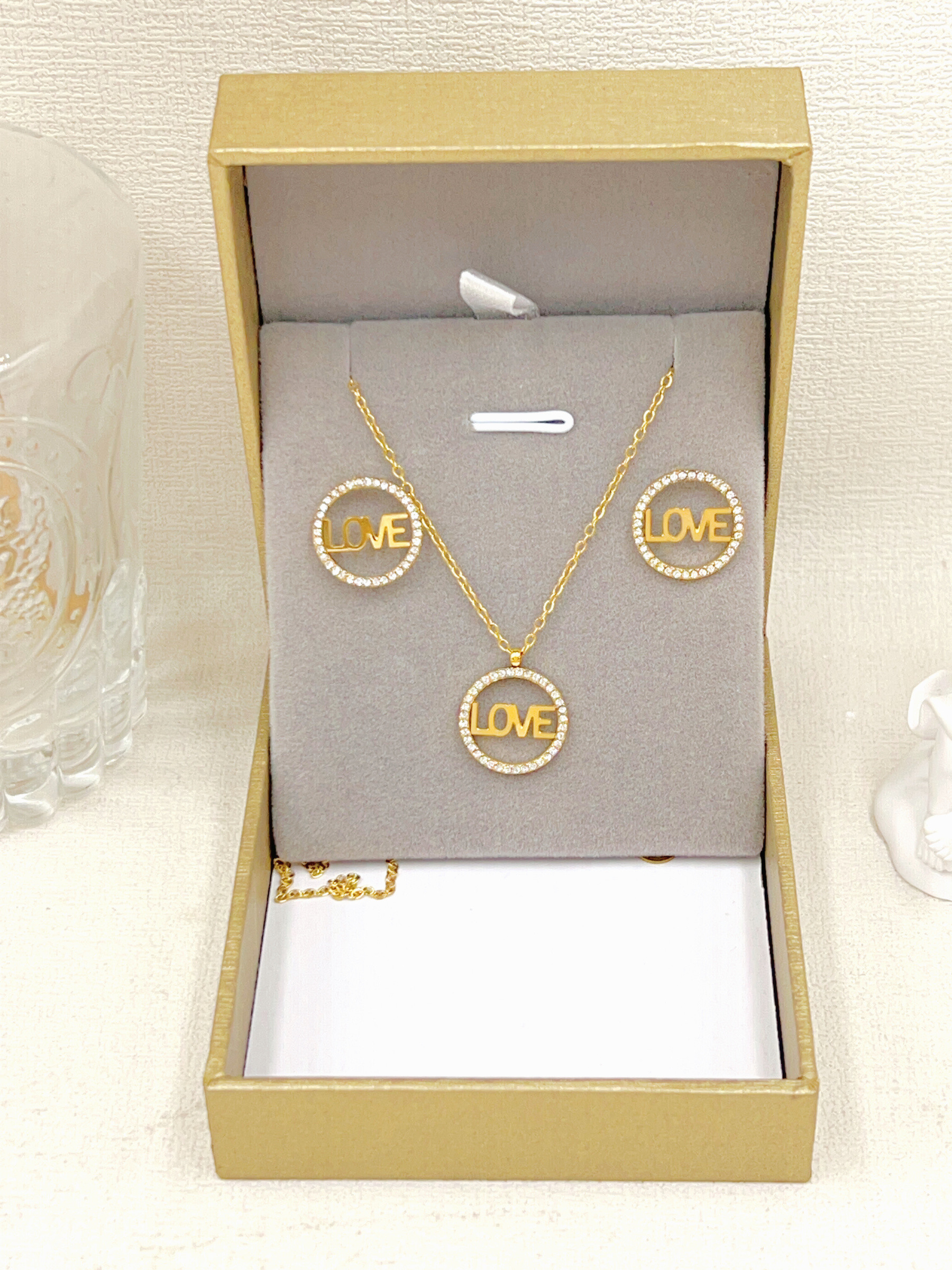 Grossiste WEC Bijoux - COFFRET PARURE (COLLIER + BOUCLES D'OREILLES) EN ACIER INOXYDABLE AVEC BOITE