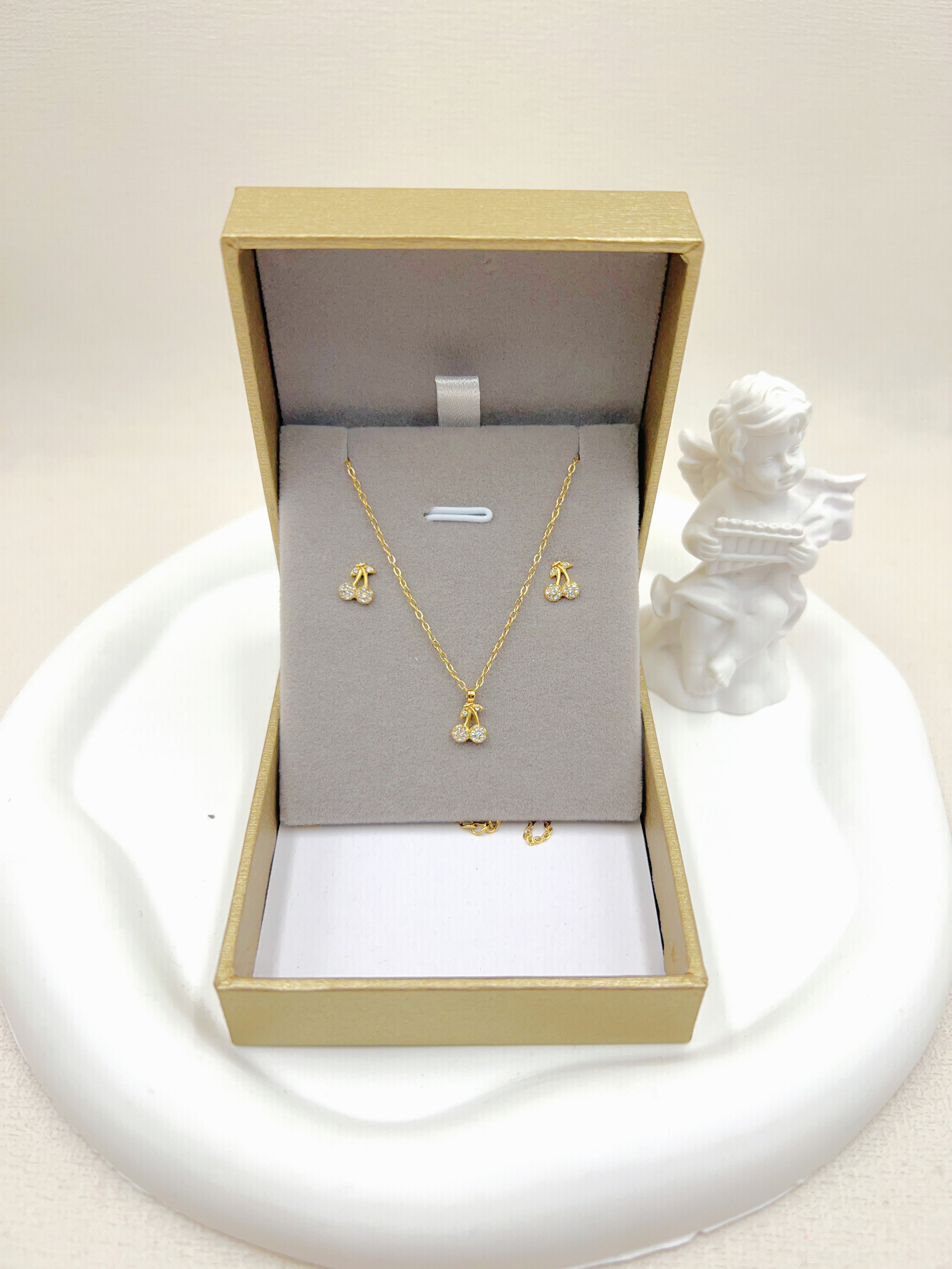 Grossiste WEC Bijoux - COFFRET PARURE (COLLIER + BOUCLE D'OREILLES) EN ACIER INOXYDABLE AVEC BOITE