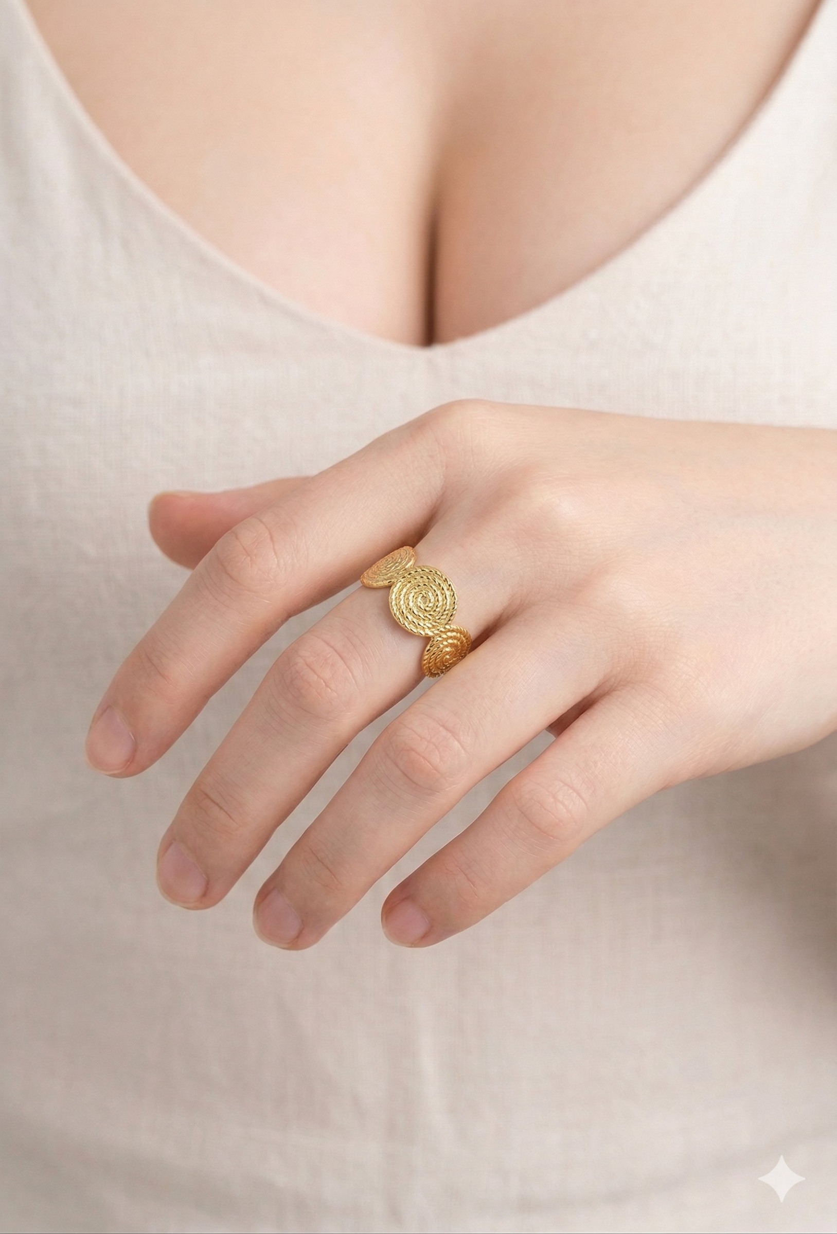 Grossiste WEC Bijoux - Bague Ajustable Spirales Envoûtantes – Acier Inoxydable Doré