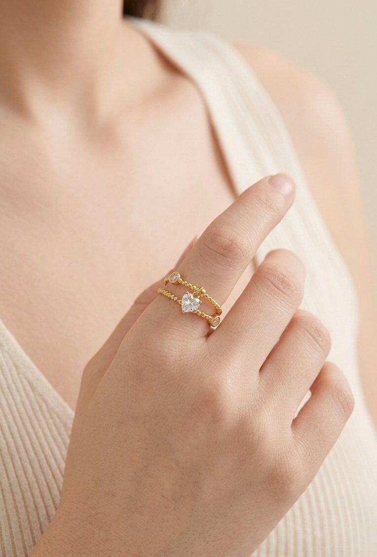 Grossiste WEC Bijoux - Bague Multi-Rangs Cœur Étincelant – Acier Inoxydable Doré