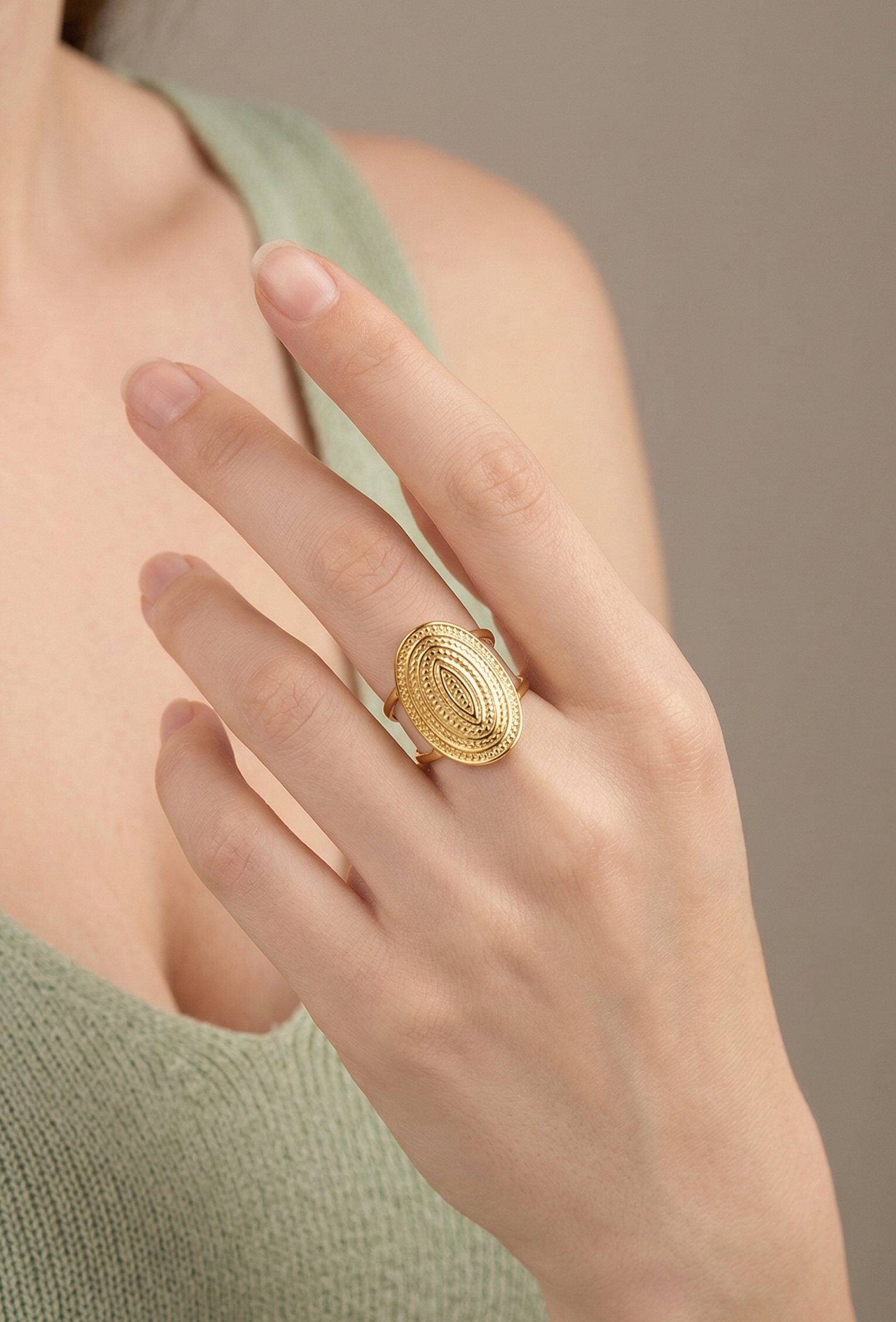 Grossiste WEC Bijoux - Bague Ajustable en Acier inoxydable Doré – Design Ethnique Ovalisé