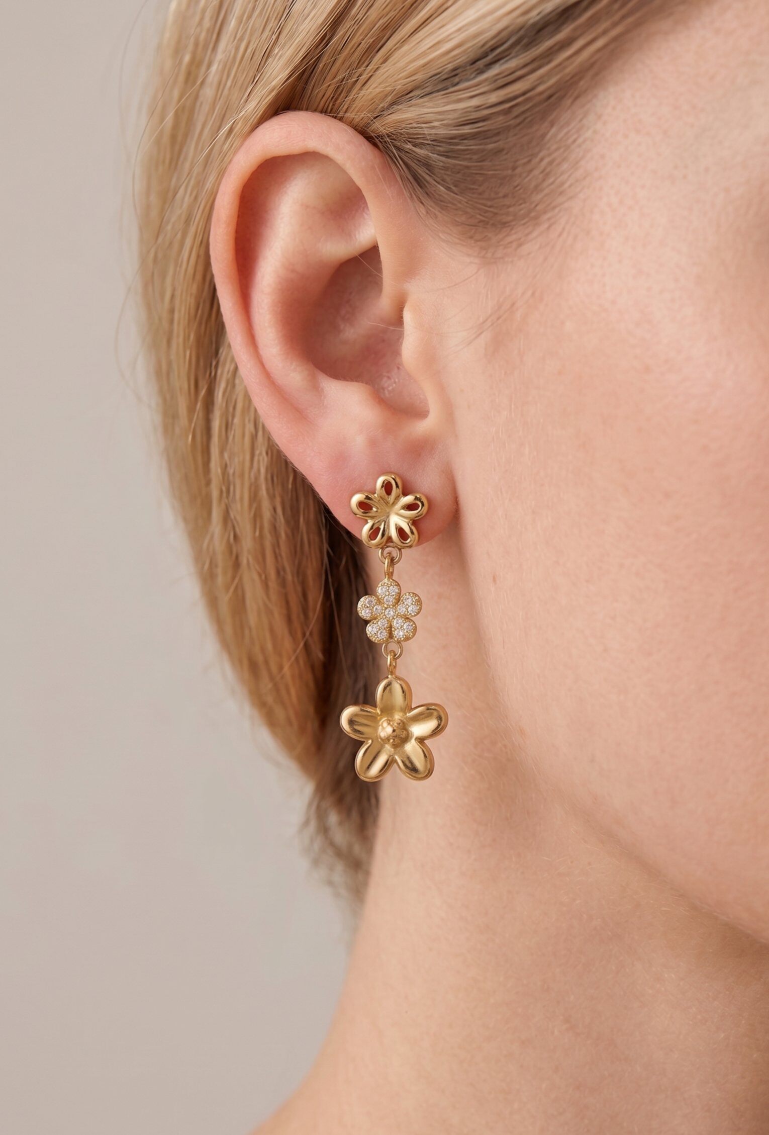 Grossiste WEC Bijoux - Boucles d’Oreilles Pendantes Triple Floraison – Acier Inoxydable Doré