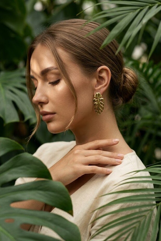 Grossiste WEC - BOUCLES D’OREILLES FEUILLE DE MONSTERA ACIER INOXYDABLE
