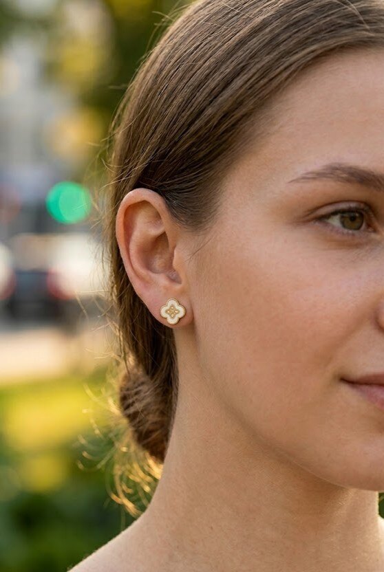 Grossiste WEC - Boucles d'oreilles puces Trèfle Nacré en acier inoxydable