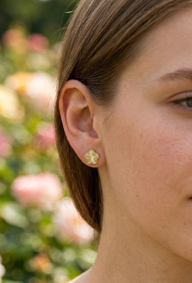 Grossiste WEC - Boucles d’Oreilles Puces Fleur de Nacre en Acier Inoxydable