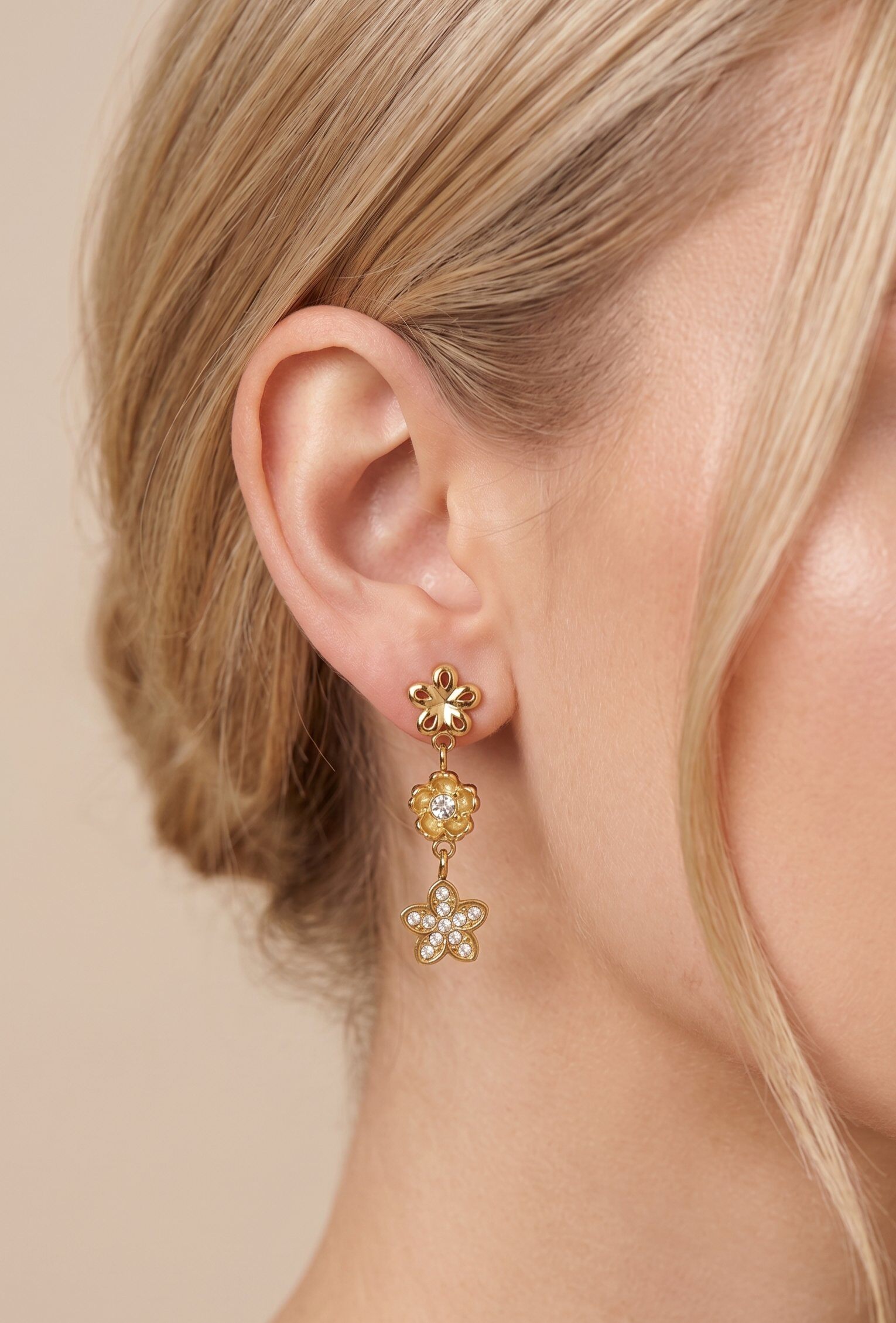 Grossiste WEC Bijoux - Boucles d'Oreilles Pendantes Triple Floraison – Acier Doré & Cristaux