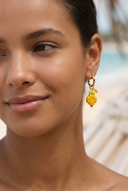 Grossiste WEC - Boucles d'Oreilles Sunny Bloom – Créoles en Acier Inoxydable et Charm's Vitaminés