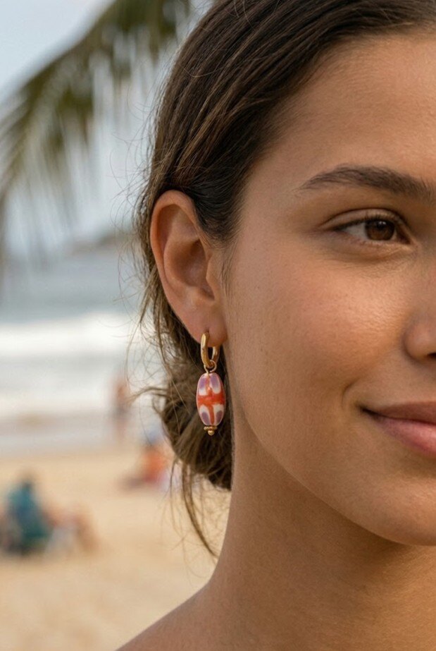 Grossiste WEC - Boucles d'Oreilles Esmée en acier inoxydable – Créoles Dorées et Perles de Verre Artisanales