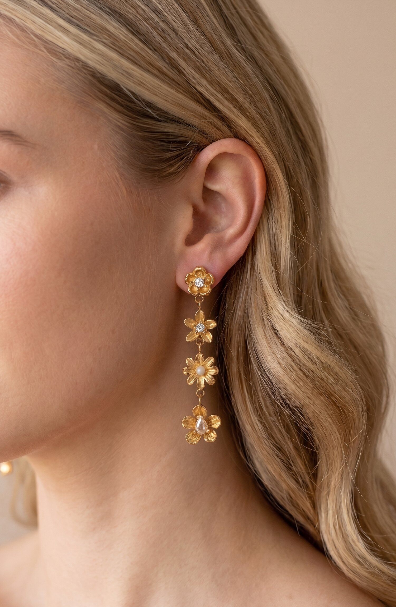 Grossiste WEC Bijoux - Boucles d'Oreilles Pendantes Jardin Solaire en acier inoxydable – Cascade de Fleurs Dorées