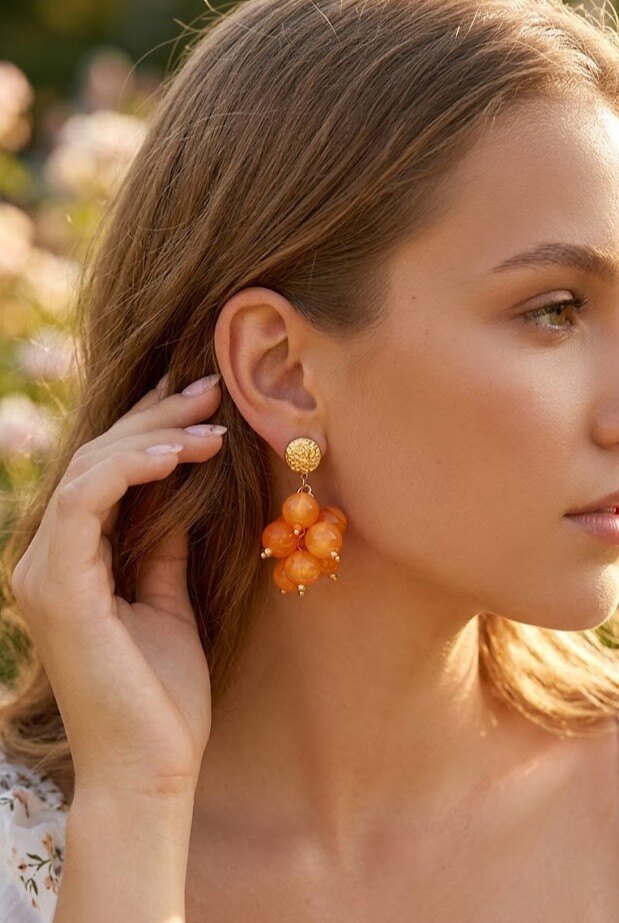 Grossiste WEC - Boucles d'Oreilles Grappes – Éclat Doré et Résine Mandarine