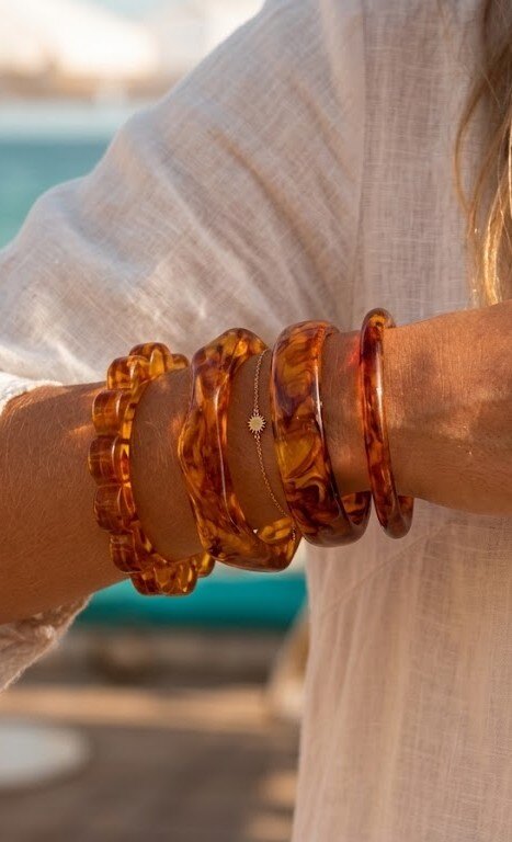 Grossiste WEC - Lot de 4 Bracelets Joncs en Résine Ambrée – Look Rétro Chic