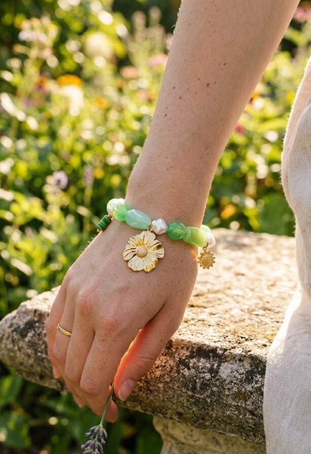Grossiste WEC - Bracelet élastique Perles & Charms Botaniques en acier inoxydable – L'Éclat du Printemps