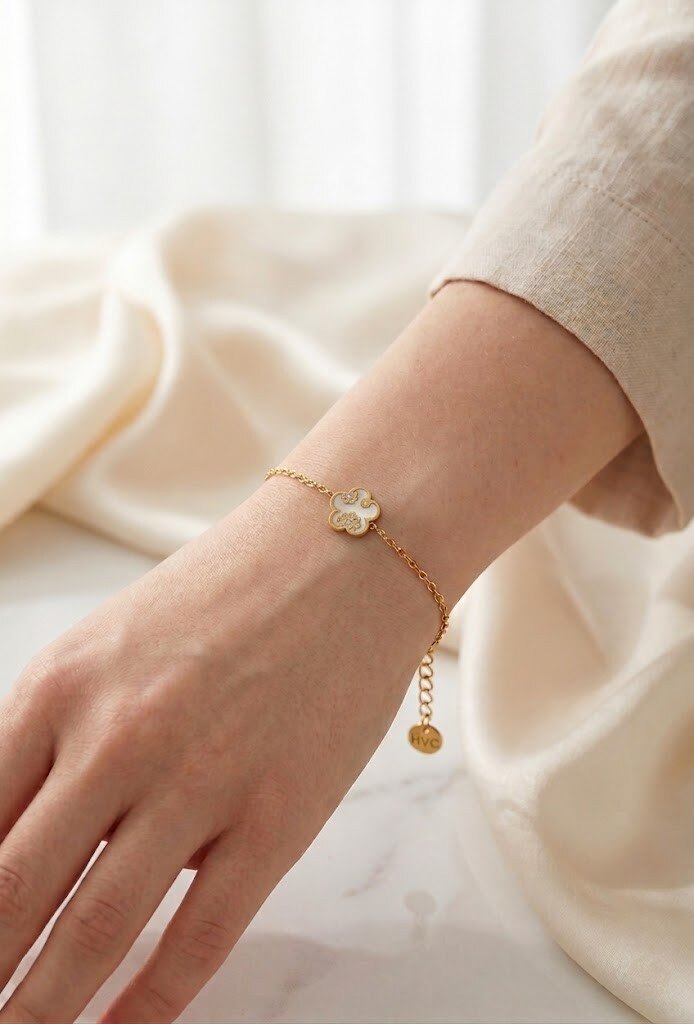 Grossiste WEC - Bracelet Chaine Fine et Trèfle Fleuri en Acier Inoxydable