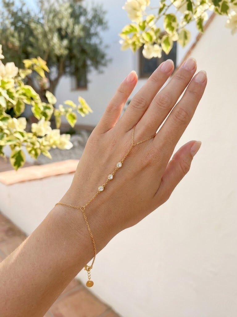 Grossiste WEC - Bracelet de Main Divine – Élégance Scintillante en Acier Inoxydable