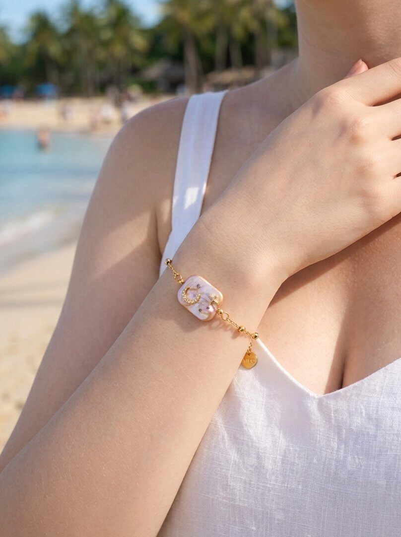 Grossiste WEC Bijoux - Bracelet Mystique en Acier Doré – Nacre Irisée et Motifs Célestes
