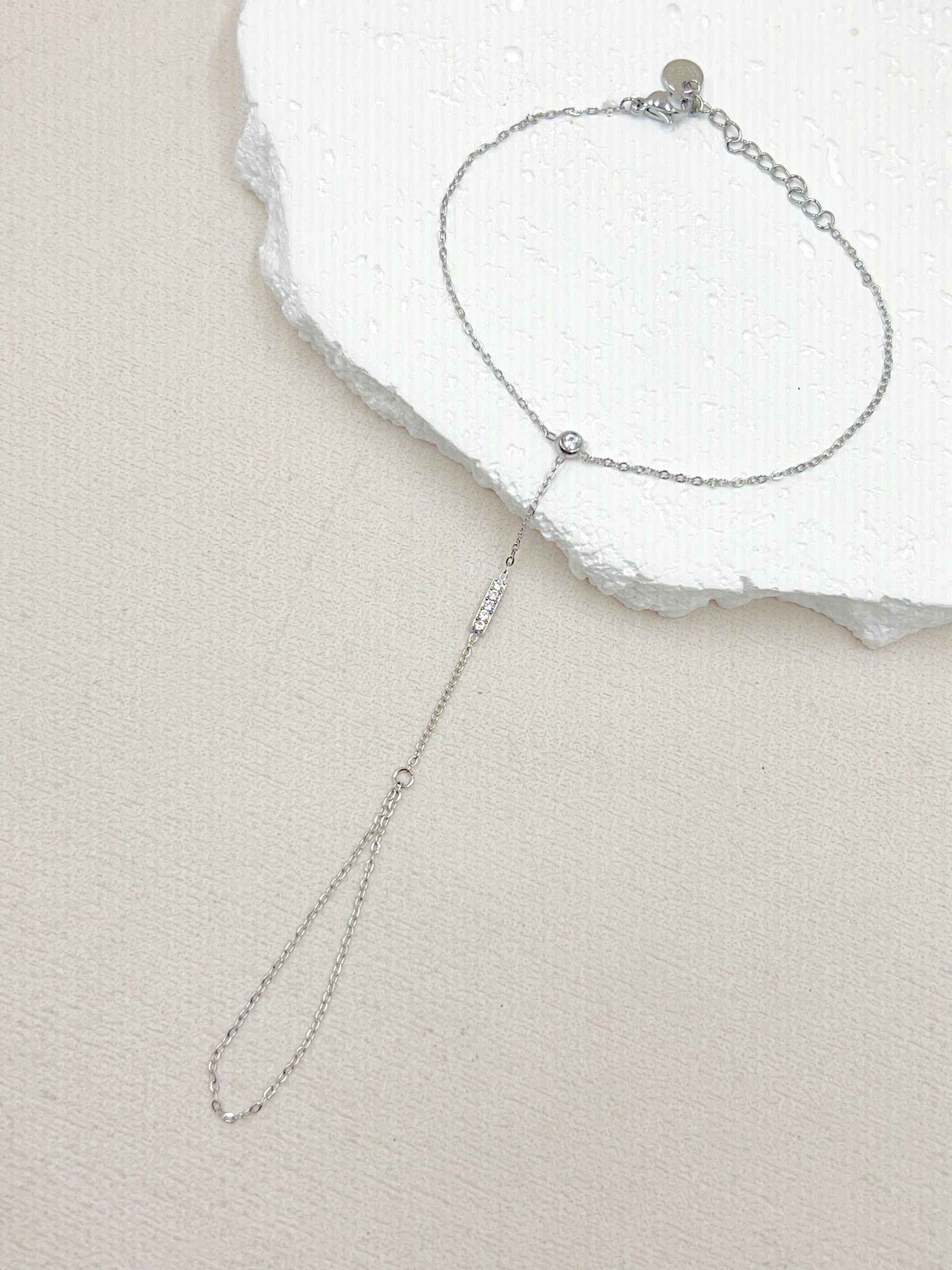 Mayorista WEC Bijoux - Brazalete de Mano « Brillo Minimalista » en Acero Inoxidable – Elegancia hasta la Punta de los Dedos