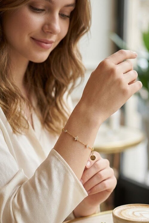 Grossiste WEC - Bracelet en acier inoxydable Maillons Fins & Fleurs Cristaux – L’Éclat Intemporel
