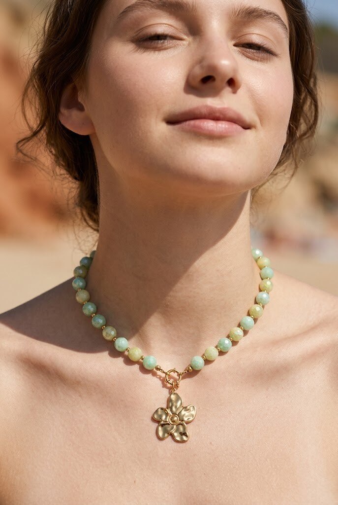 Grossiste WEC - Collier Perles Céladon & Pendentif Fleur en acier inoxydable — L’Éclat Naturel