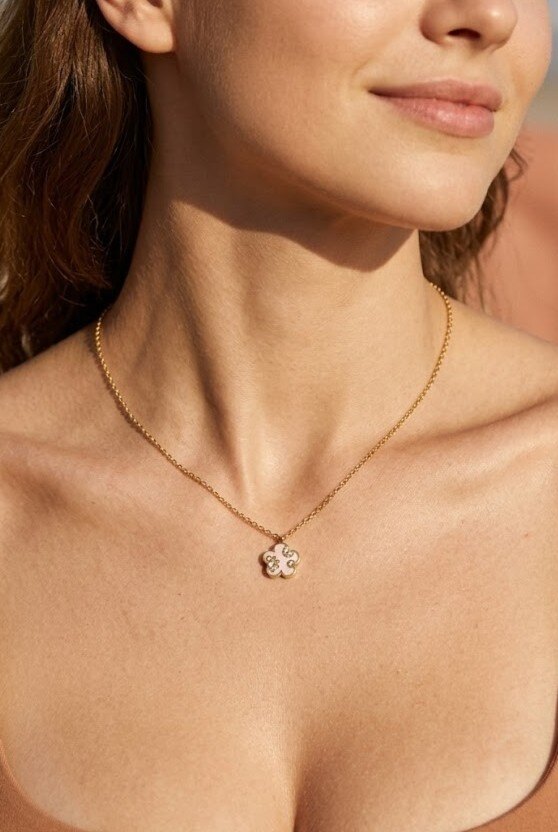 Grossiste WEC - Collier Chaîne avec Pendentif Fleur en Acier Inoxydable