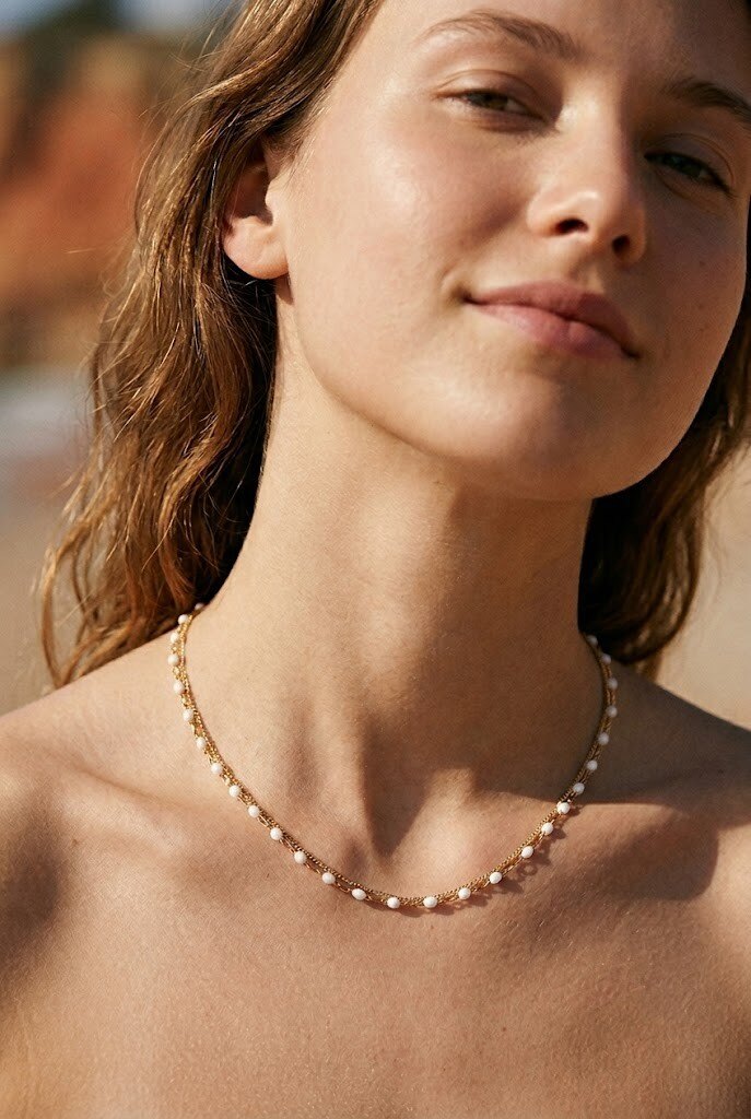 Mayorista WEC - Collar de Doble Fila con Perlas y Cadena Dorada de Acero Inoxidable
