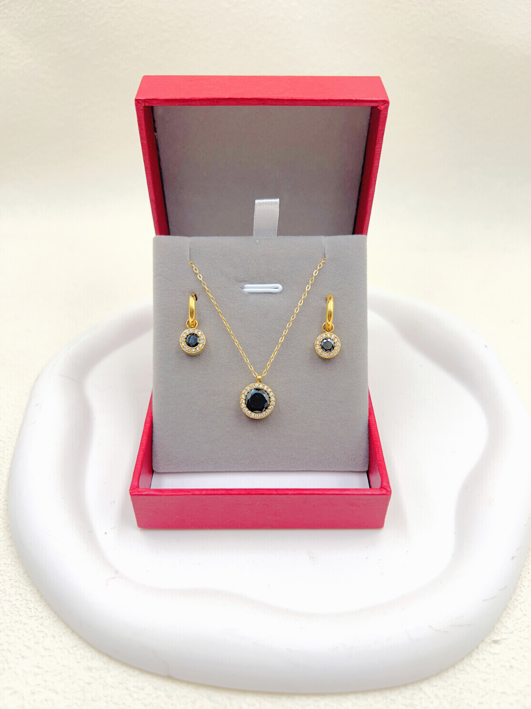 Grossiste WEC - COFFRET PARURE (COLLIER + BOUCLE D'OREILLES) EN ACIER INOXYDABLE AVEC BOITE
