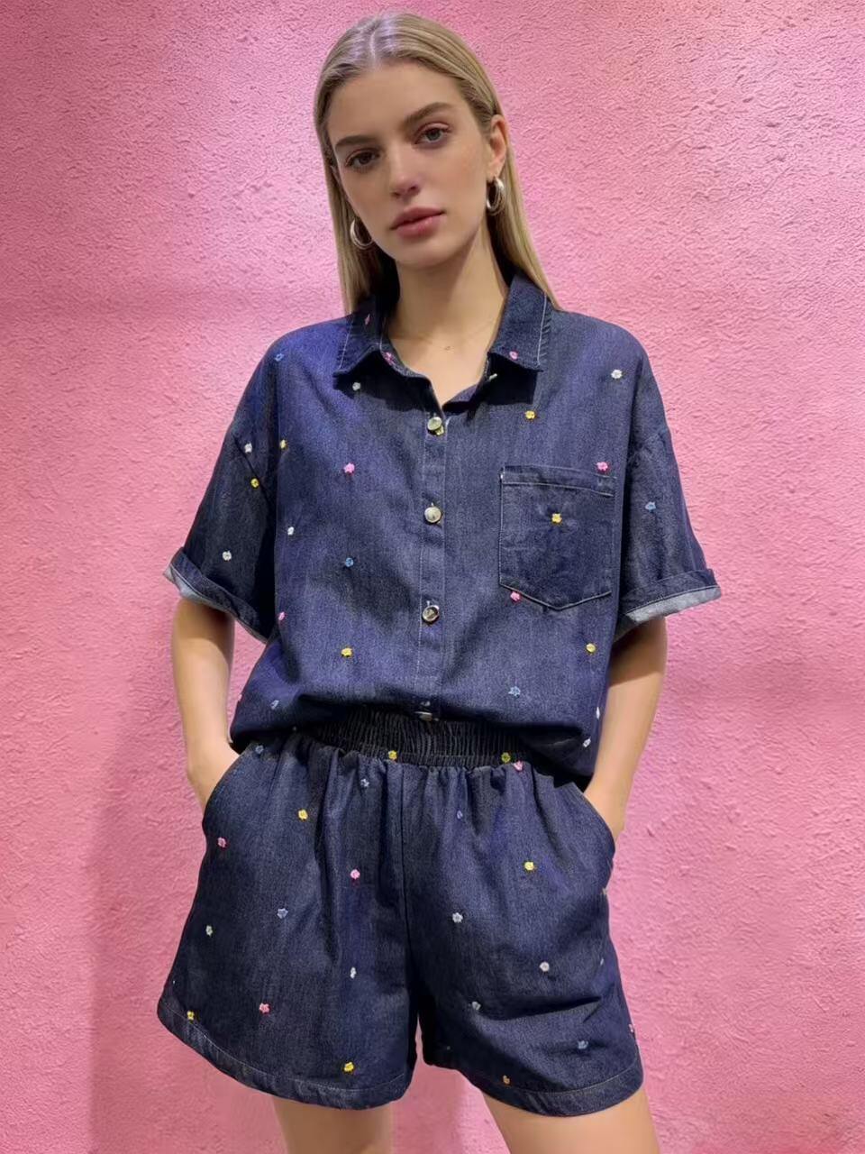 Grossista WEILCO - COMPLETO CAMICIA MANICA CORTA E BERMUDA CON RICAMO MULTICOLOR FIORELLINI ESTIVI
