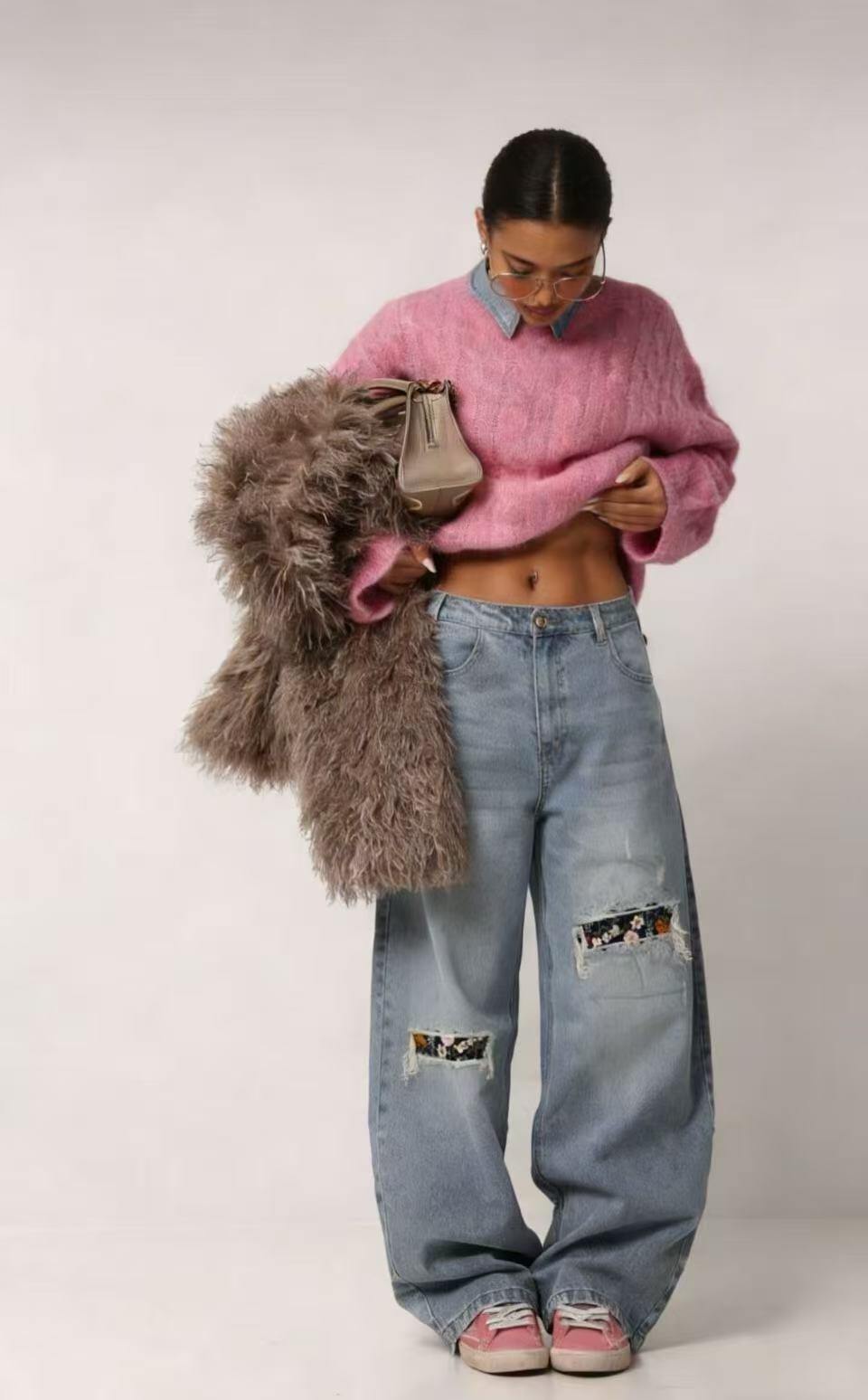 Grossista WEILCO - PANTALONE DENIM CHIARO STILE WIDE CON PARTICOLARE STRAPPI, INTERNO BUCHI TESSUTO RICAMATO A FIORE